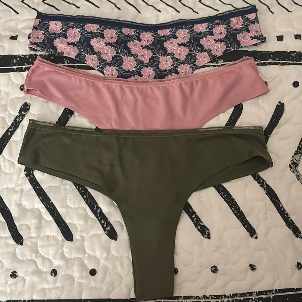 3 new pairs of thongs